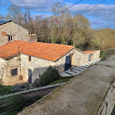 בית נופש Le Moulin Du Gue En Vendee De 8 Atypique Et Exceptionnel Au Bord De L'eau A 30 Minutes Du Puydufou Agremente D'un Sauna Et Bain Nordique Au Feu De Bois Pour Vous Detendre Entre Amis Et Famille