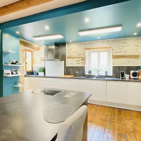 Vakantiehuis Le Moulin Du Gue En Vendee De 8 Atypique Et Exceptionnel Au Bord De L'eau A 30 Minutes Du Puydufou Agremente D'un Sauna Et Bain Nordique Au Feu De Bois Pour Vous Detendre Entre Amis Et Famille