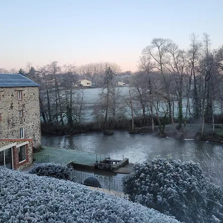 Le Moulin Du Gue En Vendee De 8 Atypique Et Exceptionnel Au Bord De L'eau A 30 Minutes Du Puydufou Agremente D'un Sauna Et Bain Nordique Au Feu De Bois Pour Vous Detendre Entre Amis Et Famille Ferienhaus