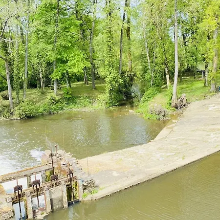 Le Moulin Du Gue En Vendee De 8 Atypique Et Exceptionnel Au Bord De L'eau A 30 Minutes Du Puydufou Agremente D'un Sauna Et Bain Nordique Au Feu De Bois Pour Vous Detendre Entre Amis Et Famille Vakantiehuis *