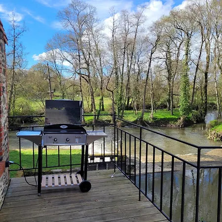 Le Moulin Du Gue En Vendee De 8 Atypique Et Exceptionnel Au Bord De L'eau A 30 Minutes Du Puydufou Agremente D'un Sauna Et Bain Nordique Au Feu De Bois Pour Vous Detendre Entre Amis Et Famille Ferienhaus *