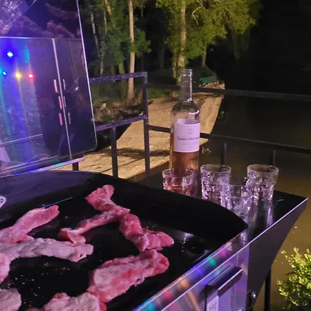 Vakantiehuis Le Moulin Du Gue En Vendee De 8 Atypique Et Exceptionnel Au Bord De L'eau A 30 Minutes Du Puydufou Agremente D'un Sauna Et Bain Nordique Au Feu De Bois Pour Vous Detendre Entre Amis Et Famille