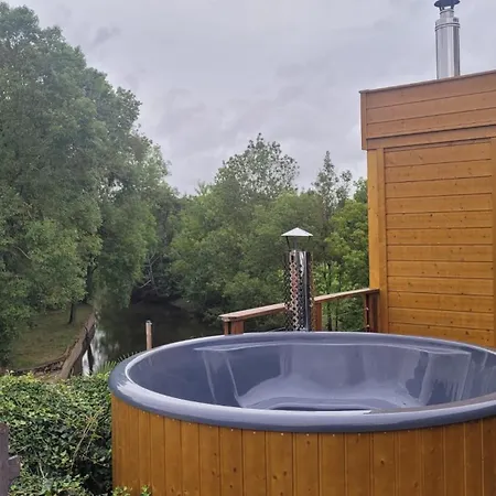 Vakantiehuis Le Moulin Du Gue En Vendee De 8 Atypique Et Exceptionnel Au Bord De L'eau A 30 Minutes Du Puydufou Agremente D'un Sauna Et Bain Nordique Au Feu De Bois Pour Vous Detendre Entre Amis Et Famille