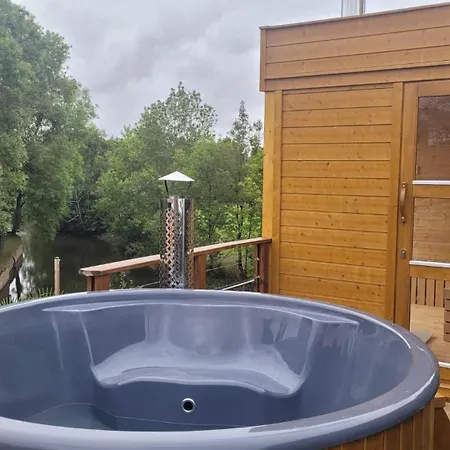 Vakantiehuis Le Moulin Du Gue En Vendee De 8 Atypique Et Exceptionnel Au Bord De L'eau A 30 Minutes Du Puydufou Agremente D'un Sauna Et Bain Nordique Au Feu De Bois Pour Vous Detendre Entre Amis Et Famille