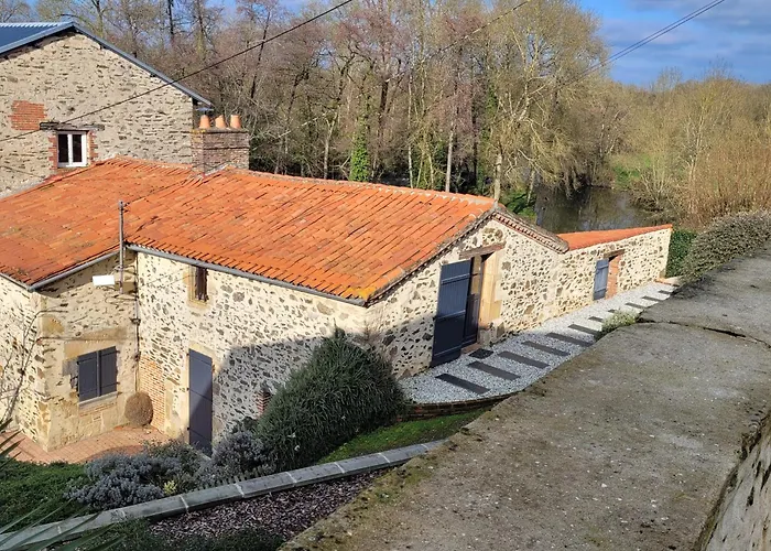 Сasa de vacaciones Le Moulin Du Gué En Vendée De 8 Atypique Et Exceptionnel Au Bord De L'eau à 30 Minutes Du Puydufou Agrémenté D'un Sauna Et Bain Nordique Au Feu De Bois Pour Vous Détendre Entre Amis Et Famille