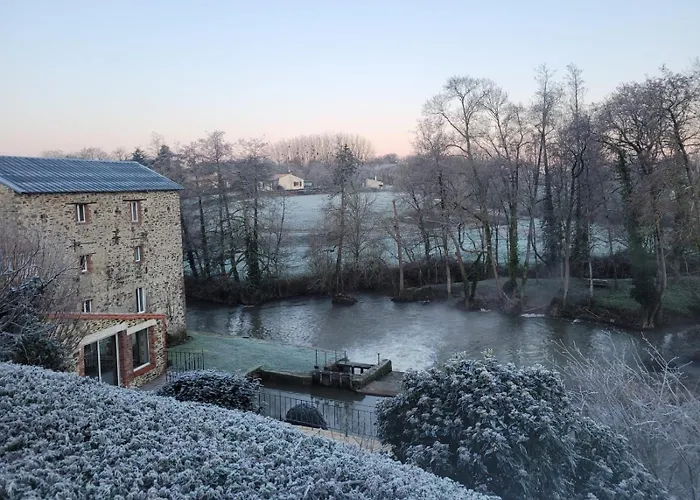 Le Moulin Du Gué En Vendée De 8 Atypique Et Exceptionnel Au Bord De L'eau à 30 Minutes Du Puydufou Agrémenté D'un Sauna Et Bain Nordique Au Feu De Bois Pour Vous Détendre Entre Amis Et Famille Сasa de vacaciones