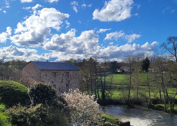 Le Moulin Du Gué En Vendée De 8 Atypique Et Exceptionnel Au Bord De L'eau à 30 Minutes Du Puydufou Agrémenté D'un Sauna Et Bain Nordique Au Feu De Bois Pour Vous Détendre Entre Amis Et Famille Сasa de vacaciones Sainte-Cécile