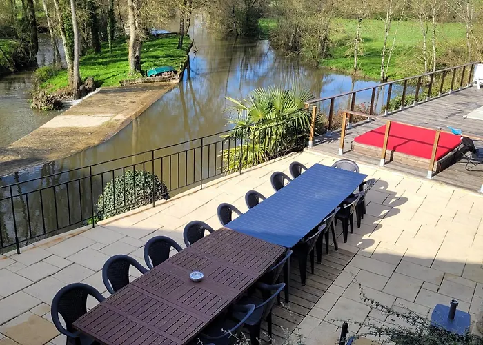 Сasa de vacaciones Le Moulin Du Gué En Vendée De 8 Atypique Et Exceptionnel Au Bord De L'eau à 30 Minutes Du Puydufou Agrémenté D'un Sauna Et Bain Nordique Au Feu De Bois Pour Vous Détendre Entre Amis Et Famille Sainte-Cécile