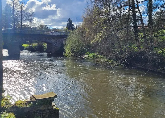 Сasa de vacaciones Le Moulin Du Gué En Vendée De 8 Atypique Et Exceptionnel Au Bord De L'eau à 30 Minutes Du Puydufou Agrémenté D'un Sauna Et Bain Nordique Au Feu De Bois Pour Vous Détendre Entre Amis Et Famille
