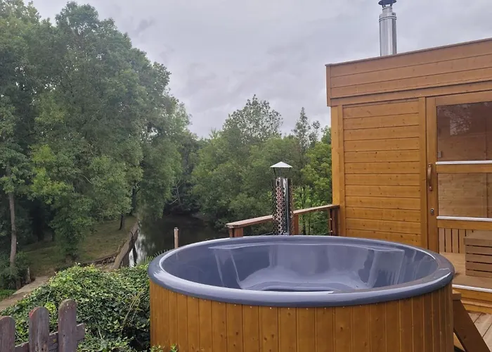 Сasa de vacaciones Le Moulin Du Gué En Vendée De 8 Atypique Et Exceptionnel Au Bord De L'eau à 30 Minutes Du Puydufou Agrémenté D'un Sauna Et Bain Nordique Au Feu De Bois Pour Vous Détendre Entre Amis Et Famille