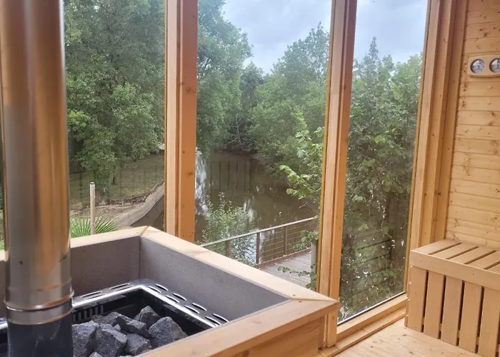 Le Moulin Du Gué En Vendée De 8 Atypique Et Exceptionnel Au Bord De L'eau à 30 Minutes Du Puydufou Agrémenté D'un Sauna Et Bain Nordique Au Feu De Bois Pour Vous Détendre Entre Amis Et Famille Сasa de vacaciones