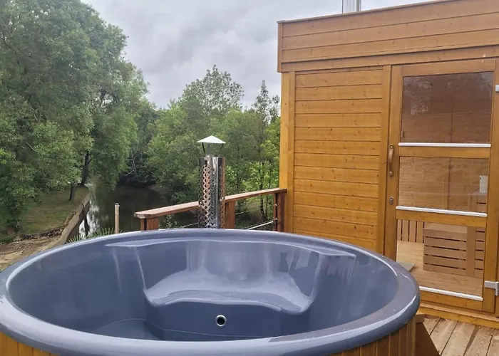 Сasa de vacaciones Le Moulin Du Gué En Vendée De 8 Atypique Et Exceptionnel Au Bord De L'eau à 30 Minutes Du Puydufou Agrémenté D'un Sauna Et Bain Nordique Au Feu De Bois Pour Vous Détendre Entre Amis Et Famille